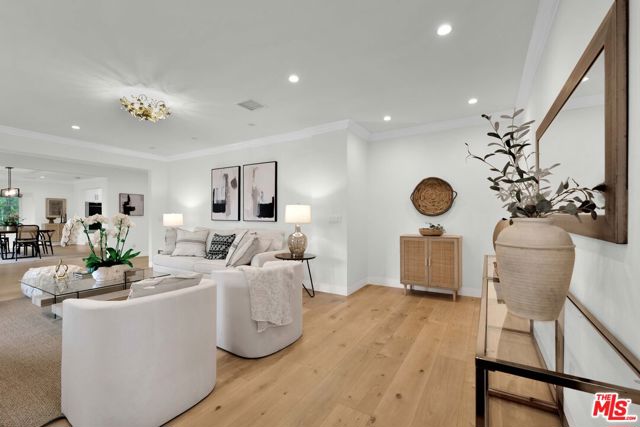 602 S Lucerne Boulevard, Los Angeles CA: https://media.crmls.org/mediaz/60f2f826-ef8d-4d47-9bbb-045703ef5af7.jpg