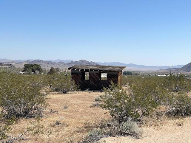 216 Jesse Road, Landers CA: https://media.crmls.org/mediaz/60f30579-b0f3-44d5-967c-6cc1b4615260.jpg