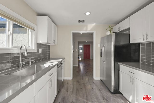 1656 S Rimpau Boulevard, Los Angeles CA: https://media.crmls.org/mediaz/60f3e4d9-3368-4349-8767-021018ff4b6f.jpg