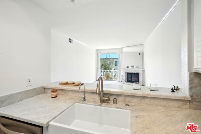 8505 Gulana Avenue, Playa del Rey CA: https://media.crmls.org/mediaz/60f48736-5adb-440f-a311-3e6c81d60a6e.jpg