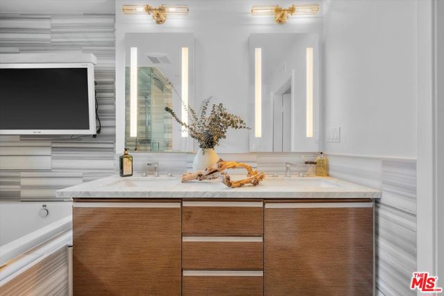 310 Washington Boulevard, Marina del Rey CA: https://media.crmls.org/mediaz/60f4b667-97c8-488f-bfd0-1d1901ac1b1f.jpg