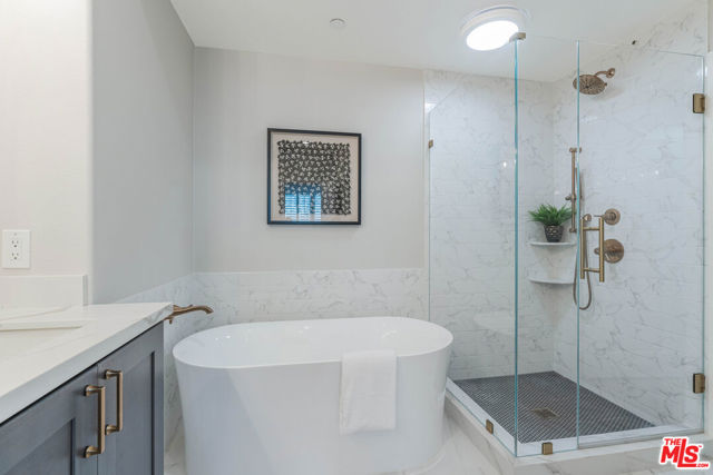 7100 Playa Vista Drive, Playa Vista CA: https://media.crmls.org/mediaz/60f4ff8f-612b-4548-ab1a-a094e4434c0a.jpg