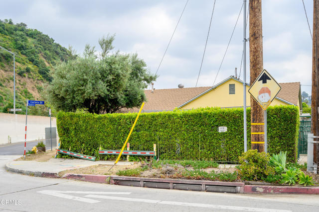 5621 Carlota Boulevard, Los Angeles CA: https://media.crmls.org/mediaz/60f50af5-3a4f-4e11-943c-c1bddde909f3.jpg
