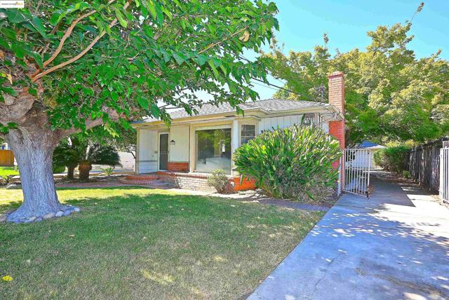 2343 Almond Ave, Concord CA: https://media.crmls.org/mediaz/60f74ab4-b79b-45f3-a89c-dc7bcd4c8925.jpg