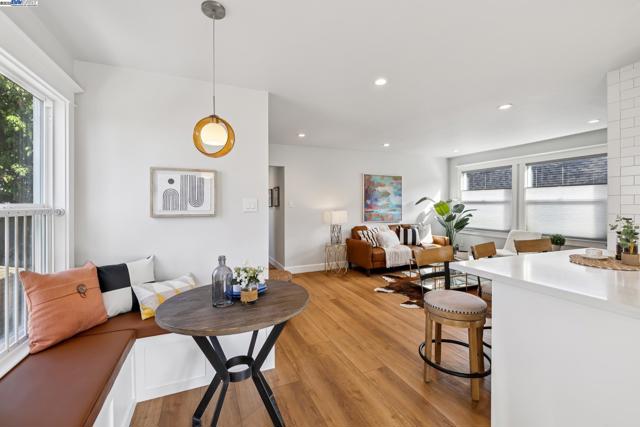 1525 Stanton St, Alameda CA: https://media.crmls.org/mediaz/60f8a948-cba5-4beb-8bdb-139e83224be1.jpg