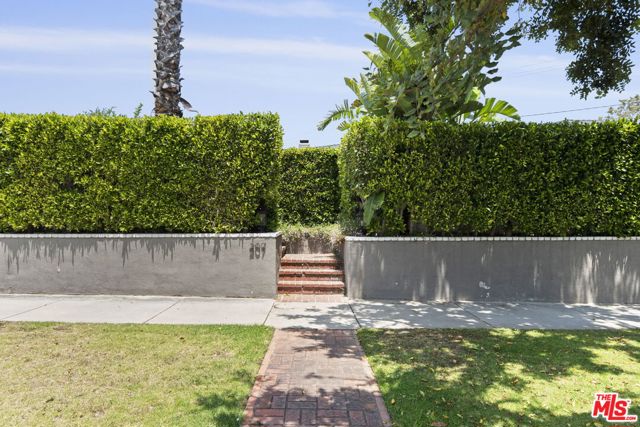 207 10th Street, Santa Monica CA: https://media.crmls.org/mediaz/60f8c97d-18ae-446b-9fec-136ad96621c7.jpg