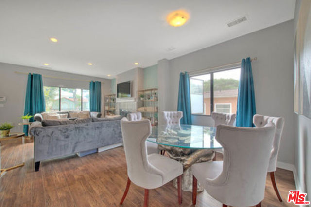 1821 S Sycamore Avenue, Los Angeles CA: https://media.crmls.org/mediaz/60f8df61-a03d-43ed-910d-48334191b914.jpg