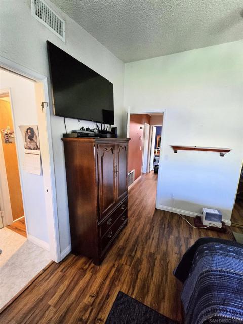 1552 Merlot Ct, Vista CA: https://media.crmls.org/mediaz/60fa1296-84ae-4590-93c5-916e4edab58a.jpg