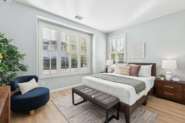 5 Cornelius Sq, Alameda CA: https://media.crmls.org/mediaz/60fa3195-9f56-4d8d-8435-1e4bc1b43986.jpg