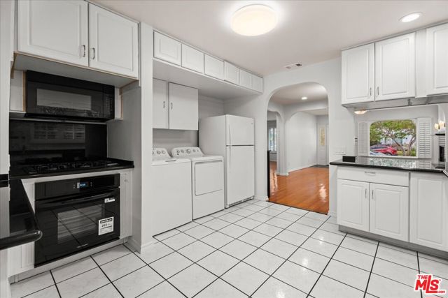 2126 Selby Avenue, Los Angeles CA: https://media.crmls.org/mediaz/60fa7f68-b685-43b1-94d4-124e23456ae3.jpg