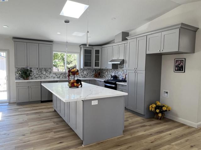 2559 Lynn Ave, Concord CA: https://media.crmls.org/mediaz/60fb6329-24f4-4f22-81fa-58bc4a83042e.jpg