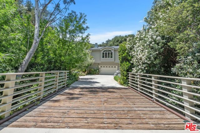 24753 Mulholland Highway, Calabasas CA: https://media.crmls.org/mediaz/60fbe8c9-e093-45bc-97cb-b3503861bfc3.jpg