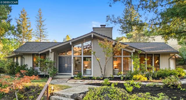 225 Vagabond Ct, Alamo CA: https://media.crmls.org/mediaz/60fcee7a-da83-4f94-a1c2-e904348701d1.jpg