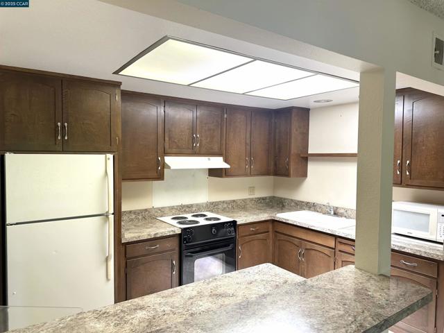 1601 Oakmont Dr, Walnut Creek CA: https://media.crmls.org/mediaz/60fdea0d-8244-475b-8a65-97362f08c929.jpg