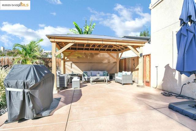 596 Toscanna Court, Brentwood CA: https://media.crmls.org/mediaz/60febf1b-a5f1-4452-b5d3-2b72d021a29e.jpg