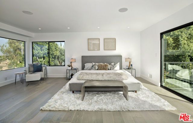 3712 Berry Drive, Studio City CA: https://media.crmls.org/mediaz/61016872-1af6-4ed6-85e8-f8d4db79c5ba.jpg