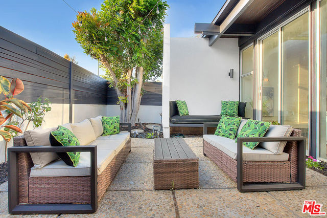 3804 Duray Place, Los Angeles CA: https://media.crmls.org/mediaz/6101aef2-f8af-4994-83dc-a17ae838d739.jpg