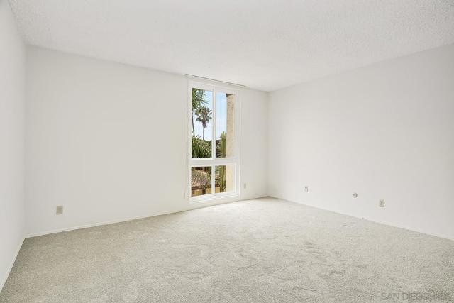6333 La Jolla Blvd, La Jolla CA: https://media.crmls.org/mediaz/6101d215-93fd-495e-9423-71fc759a6559.jpg