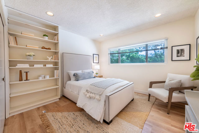 16331 Tudor Drive, Encino CA: https://media.crmls.org/mediaz/61020cd3-48df-4531-9b94-a2ebcbfda9db.jpg