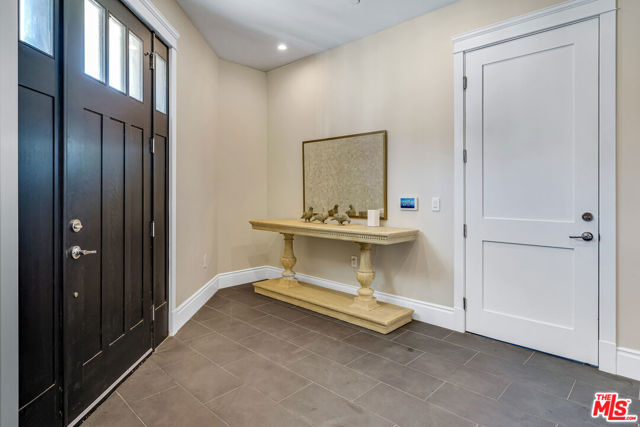 19633 Wells Drive, Tarzana CA: https://media.crmls.org/mediaz/610243aa-0430-4a43-83c6-b58d06ea6fa9.jpg