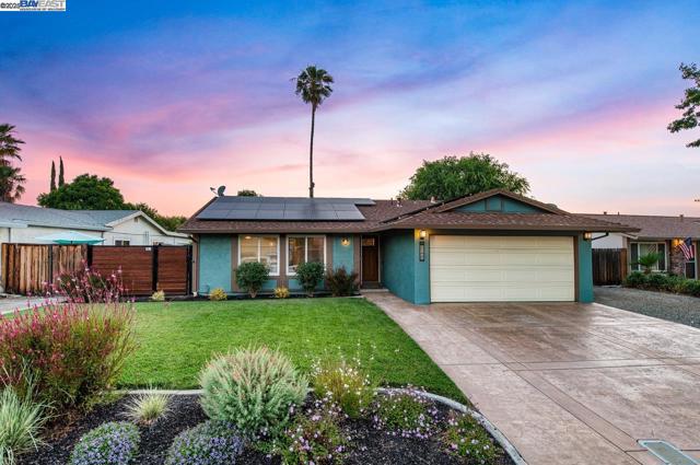648 Buckeye Dr, Livermore CA: https://media.crmls.org/mediaz/61024e76-64f2-42d2-9e61-114f0cf372bf.jpg