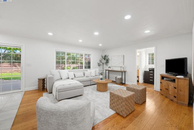 Image 11 of 29 For 4758 Mayfield Dr