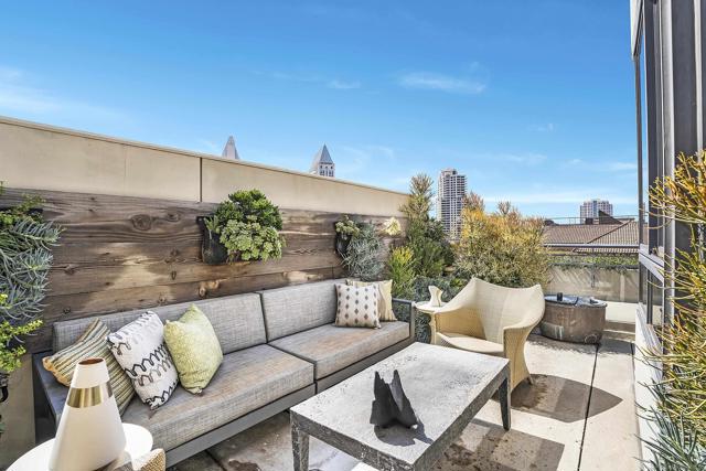 700 Front St, San Diego CA: https://media.crmls.org/mediaz/6103137c-3099-415d-b2c1-11883b888fec.jpg