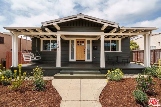 2041 S Palm Grove Avenue, Los Angeles CA: https://media.crmls.org/mediaz/61038264-8785-482e-890d-135dcc9127b7.jpg
