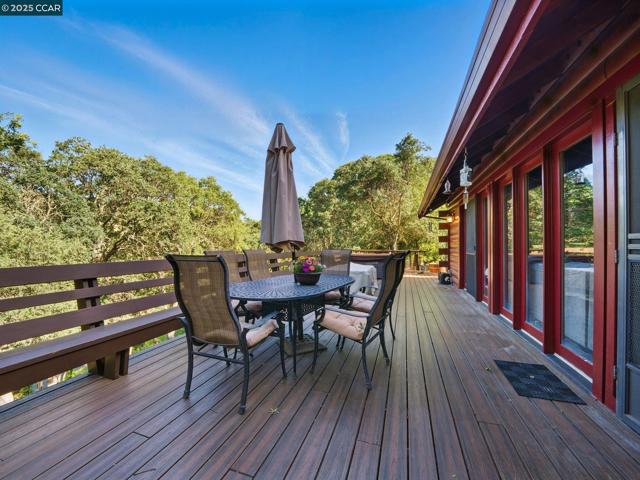 2000 Curry Canyon Rd, Clayton CA: https://media.crmls.org/mediaz/6103ca69-99fe-4b0a-8048-c147fc8ee254.jpg