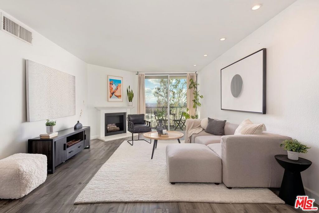 8530 Holloway Drive Unit 422