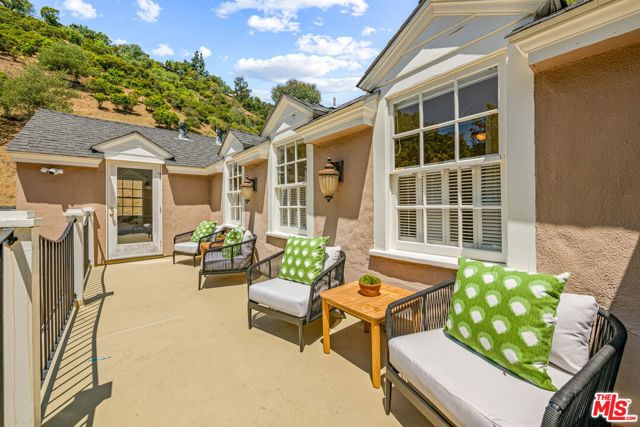 1376 San Ysidro Drive, Beverly Hills CA: https://media.crmls.org/mediaz/61044664-e977-4deb-824b-2ea54d063eb9.jpg