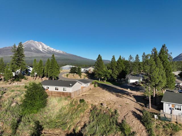 306 Woodridge Court, Weed CA: https://media.crmls.org/mediaz/61045700-9202-4adf-a062-2954d83714e2.jpg