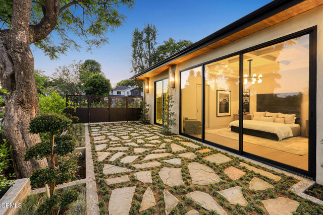 4828 Oakwood Avenue, La Canada Flintridge CA: https://media.crmls.org/mediaz/6104c45c-9f34-411b-a3c1-77d9fbaa4296.jpg