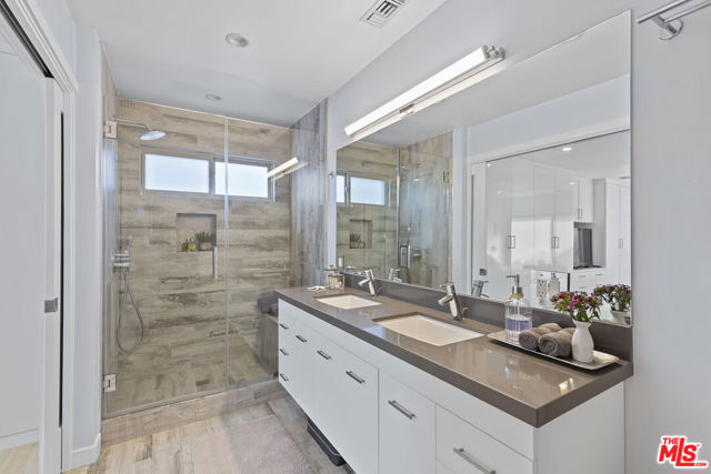 1362 Palisades Beach Road, Santa Monica CA: https://media.crmls.org/mediaz/6104fc7e-8e0f-4b39-bbc0-e560dffc472a.jpg