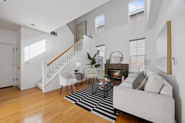 15 Mcdonnel Rd, Alameda CA: https://media.crmls.org/mediaz/61056d73-7ab7-40c6-b122-f349b7e69d62.jpg