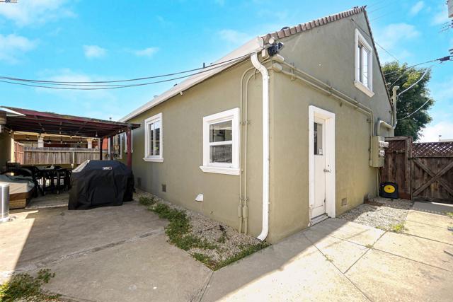 21926 Victory Dr, Hayward CA: https://media.crmls.org/mediaz/6105ffd6-1a16-4110-b0f4-edde00ee76bc.jpg