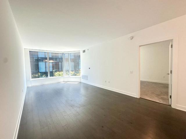 318 Main Street, San Francisco CA: https://media.crmls.org/mediaz/61082e59-7b04-4591-922a-c5329cabaa6c.jpg