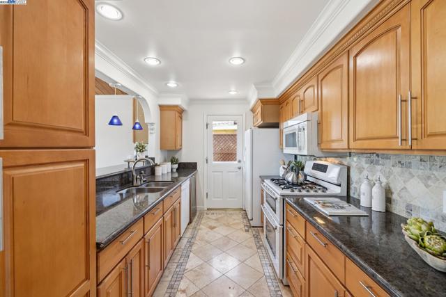 2140 Pullman Ave, Belmont CA: https://media.crmls.org/mediaz/61097f56-1352-43de-854d-8c9d871200d0.jpg