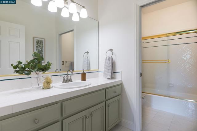5427 Blackhawk Dr, Danville CA: https://media.crmls.org/mediaz/610a4101-f097-4db7-abb9-f5c20938f983.jpg