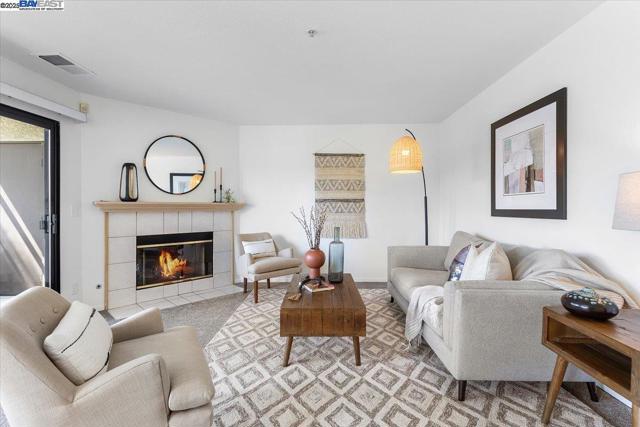 21103 Gary Dr, Hayward CA: https://media.crmls.org/mediaz/610ab47d-92d8-4098-a5a4-3de376337cd3.jpg