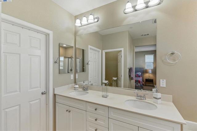 841 Fan Palm Ln, Brentwood CA: https://media.crmls.org/mediaz/610aed3c-8ec4-4020-aed4-96e8d7bc2347.jpg