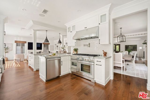 2543 Patricia Avenue, Los Angeles CA: https://media.crmls.org/mediaz/610c0234-f289-4cb6-b1ea-8f633ede4a21.jpg