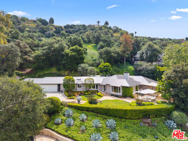 3818 Hollyline Avenue, Sherman Oaks CA: https://media.crmls.org/mediaz/610c1c33-f8d9-4f1e-aaa4-11e4368e6725.jpg