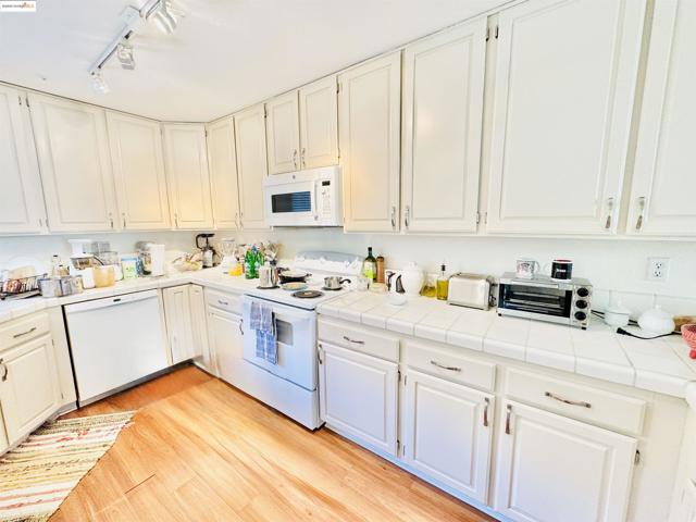 61 Bridle Path Ln, Novato CA: https://media.crmls.org/mediaz/610c2b89-48ad-4b4d-8e72-2af20c64321f.jpg