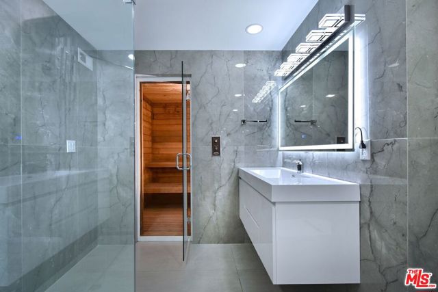 12112 Woodley Avenue, Granada Hills CA: https://media.crmls.org/mediaz/610cb12f-0fac-4c6f-8cce-51f0561aafb5.jpg