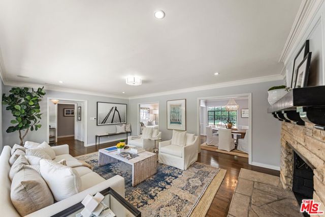 2107 Coldwater Canyon Drive, Beverly Hills CA: https://media.crmls.org/mediaz/610cf02e-bf73-42a2-8e46-3c87c19aff27.jpg