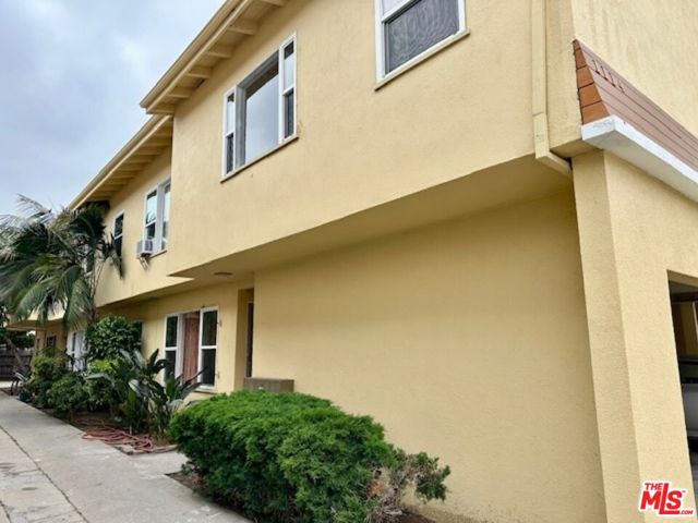 1114 S Sherbourne Drive, Los Angeles CA: https://media.crmls.org/mediaz/610edadd-f0db-4bb5-be72-502ae7f80ae7.jpg