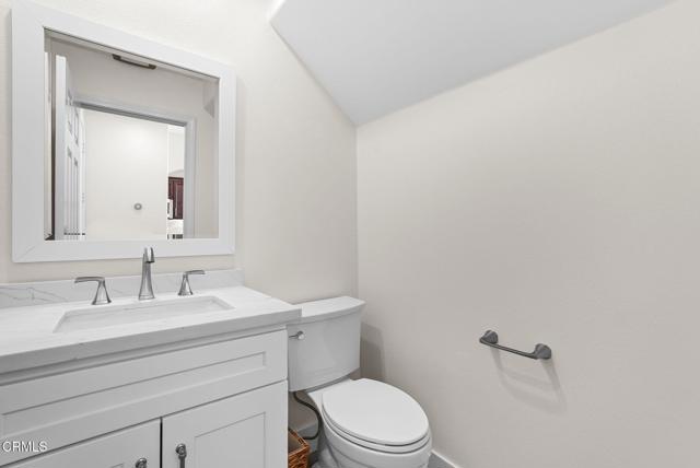 Detail Gallery Image 3 of 46 For 596 Fenwick Way #C,  Simi Valley,  CA 93065 - 3 Beds | 2/1 Baths