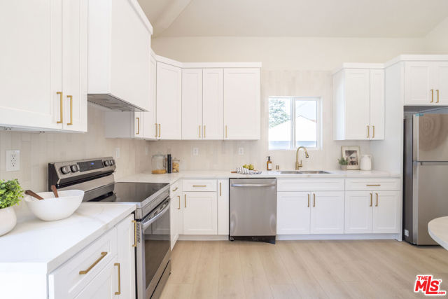 824 N Lima Street, Burbank CA: https://media.crmls.org/mediaz/610f76eb-8464-411e-8c6e-a56398dac12e.jpg