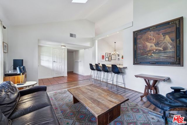 29429 Trailway Lane, Agoura Hills CA: https://media.crmls.org/mediaz/610f8a2d-eb24-42dc-8a4e-5c8e533bb8f8.jpg
